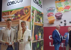 Niek van den Bos en innovatiemanager Lindy Coole Coroos Conserven showen de saladeboosters, dressings op basis van peulvruchten die salades verrijken met plantaardige eiwitten.